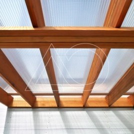 Kanalinis polikarbonatas dėl savo skaidrumo, lengvumo, atsparumo smūgiams plačiai naudojamas stogų, sienų konstrukcijose.