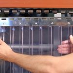 montavimas.webp PVC juostų užuolaidų montavimas su nerūdijančio plieno tvirtinimo sistema